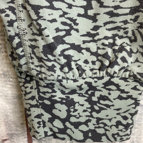 Athleta Salutation Joggers Ocelot Spot Print Blue Green Animal Print L Workout - Picture 6 of 13